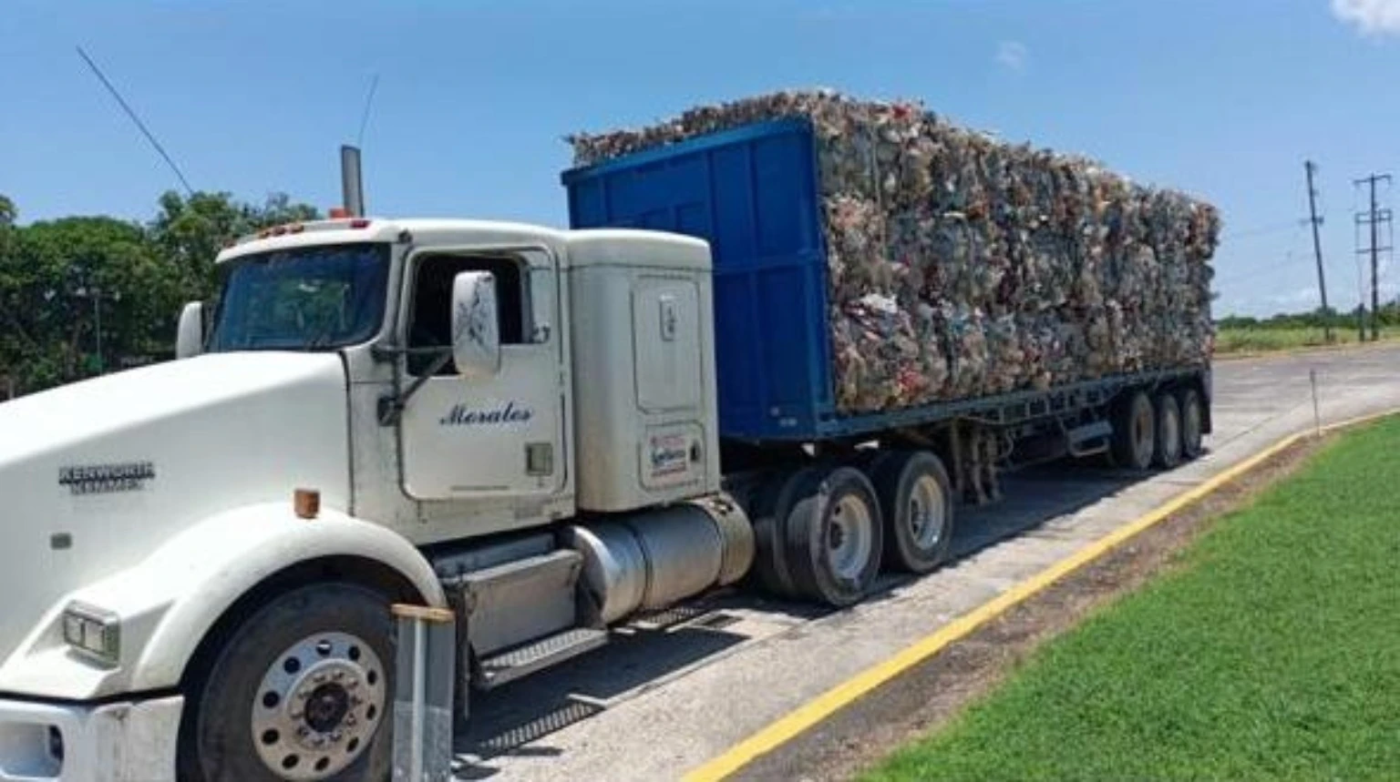 Tractocamión Morales transportando materiales compactados sobre un remolque