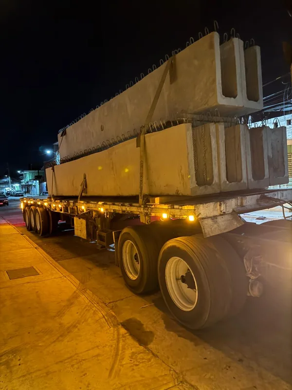 Elementos de concreto en un traslado nocturno