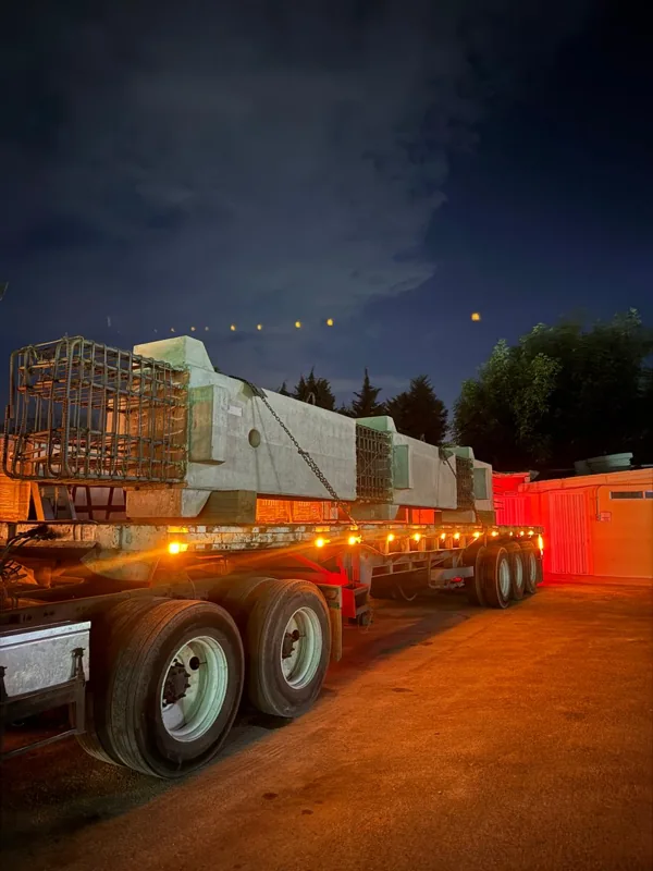 Materiales de construcción transportados de noche