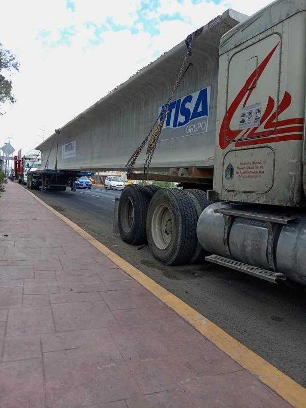 Transporte de una viga de concreto