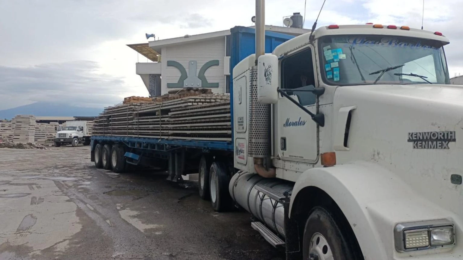 Tractocamión Morales con paneles de construcción sobre plataforma