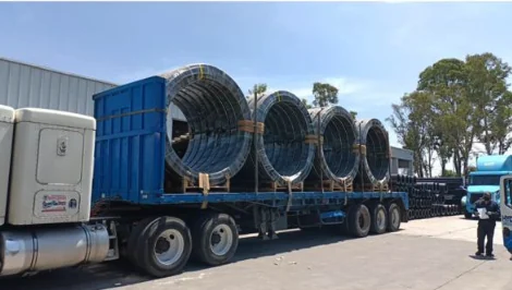 Grandes rollos de material sobre un remolque de plataforma