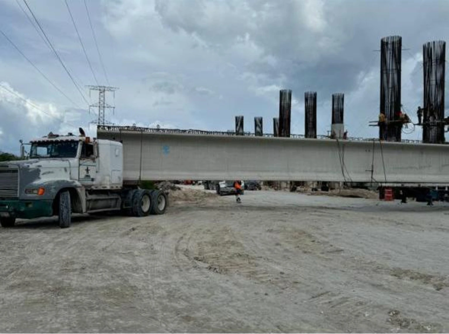 Viga de concreto en traslado dentro de una obra